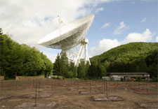 Dipole antennas of the LOFAR station at Effelsberg can be seen in the foreground